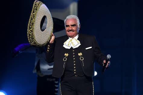 An icon of traditional Mexican music, Vicente Fernández, dies at 81.